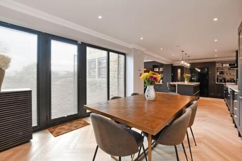 Open Plan Dining / Kitchen / Living