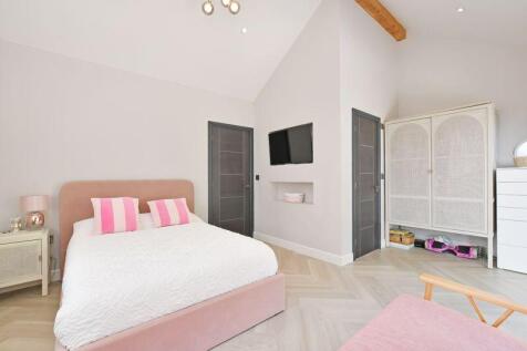 Double Bedroom / Garden Room 