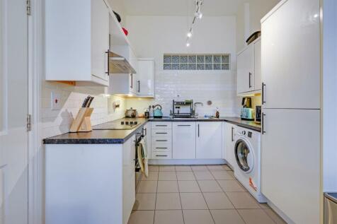 81300 VM NHH 16 SHORTCROFT MEAD COURT NW10 1BF_945
