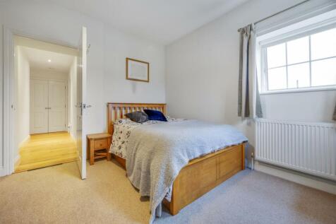 81300 VM NHH 16 SHORTCROFT MEAD COURT NW10 1BF_948