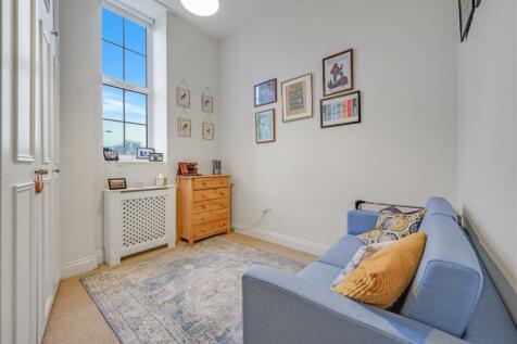 81300 VM NHH 16 SHORTCROFT MEAD COURT NW10 1BF_949