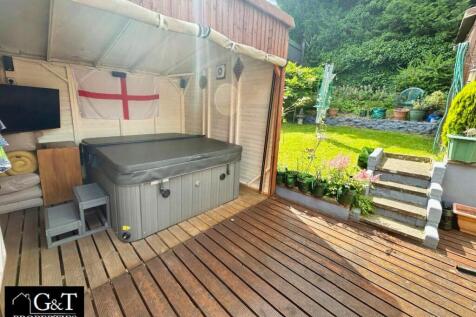 Rear Garden &amp; Man Cave With Hot Tub
