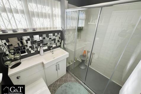 Family Bathroom - First Floor