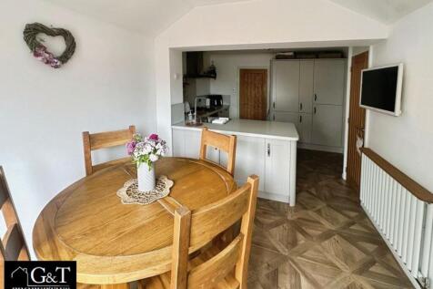 DINING ROOM/KITCHEN 