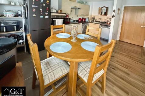 KITCHEN/DINING AREA