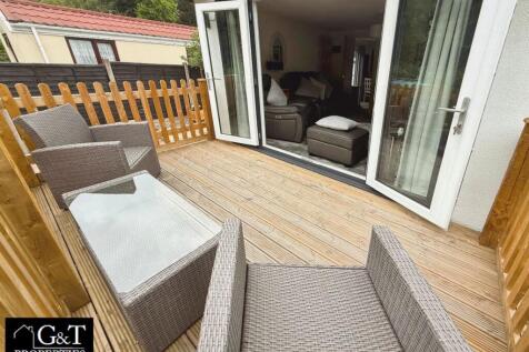 REAR GARDEN/DECKING