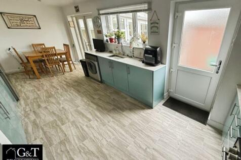 KITCHEN/DINING AREA 