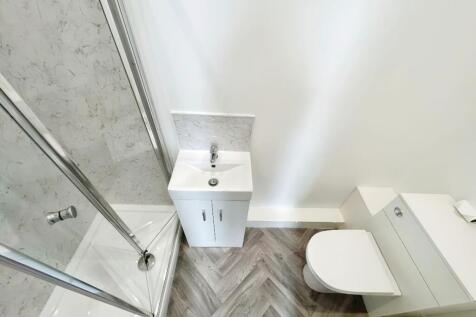 Large Double FULLY FURNISHED Bedroom With En Suite