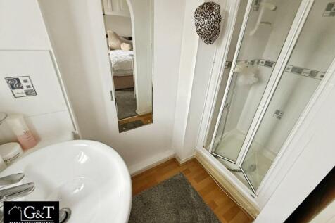 MASTER EN-SUITE