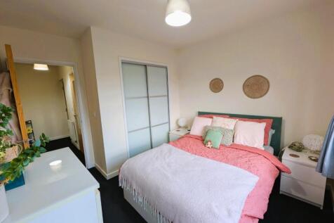 6) Bedroom with wardrobe.jpg