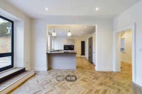 Kitchen / Dining area