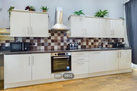 Kitchen &amp; Living area