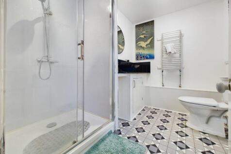 en-suite shower room
