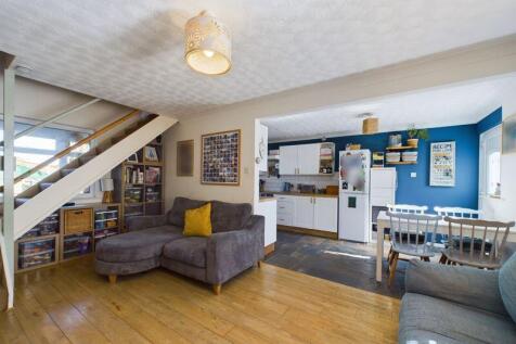 Lounge to Kitchen