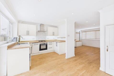 kitchen/dining area to lounge