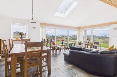 lounge/dining area