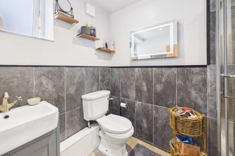 ground floor flat bathroom