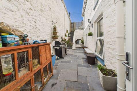 ground floor flat rear courtyard