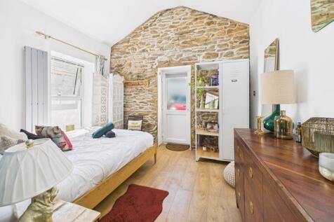 studio flat bedroom