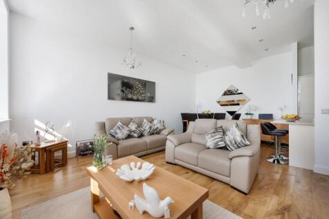 Lounge/Dining/Kitchen Area