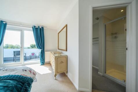 Master Bedroom to En-suite