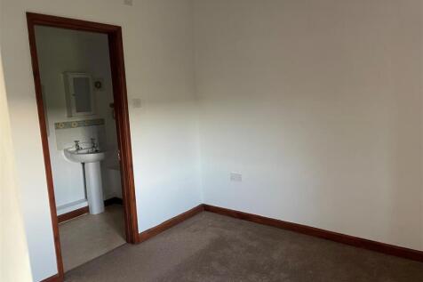 Bedroom2 ensuite.jpg