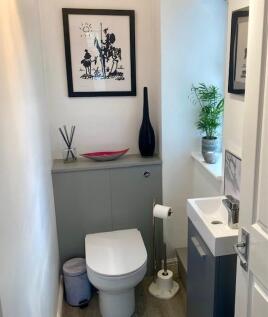 Cloakroom (Vendor Photo)
