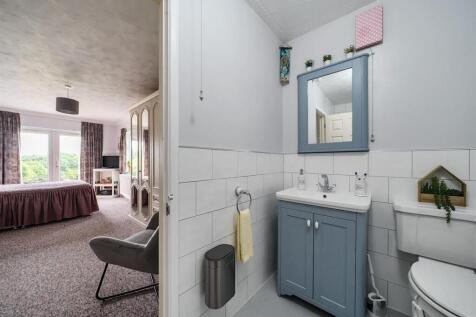 Bedroom 1 En-suite