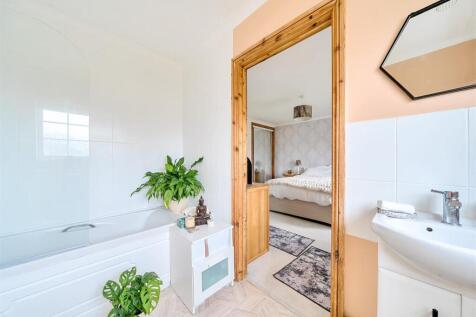 En-suite to Bedroom 2