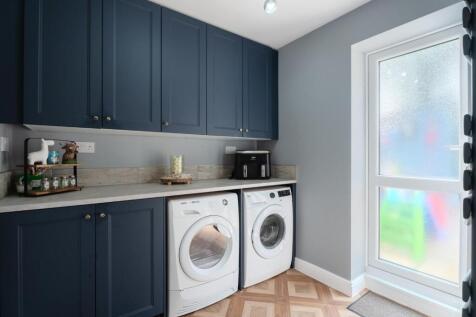 Camberley Crescent-7.jpg