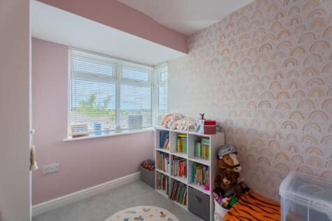 Camberley Crescent-15.jpg
