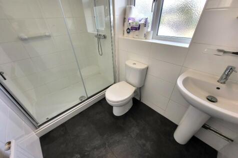 1st Floor Bathroom 