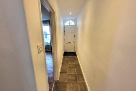 16&#39; Entrance Hall 