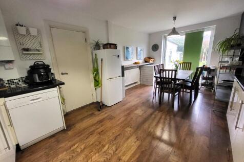 Kitchen / Dining Rm