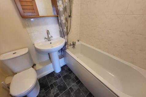 Bathroom w. Shower