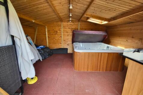 Log Cabin &#43; Hot Tub