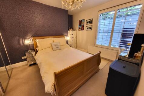 Master Bedroom (2)