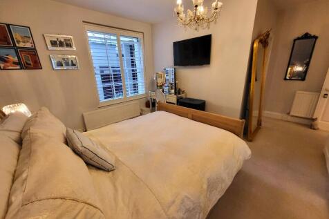 Master Bedroom (3)
