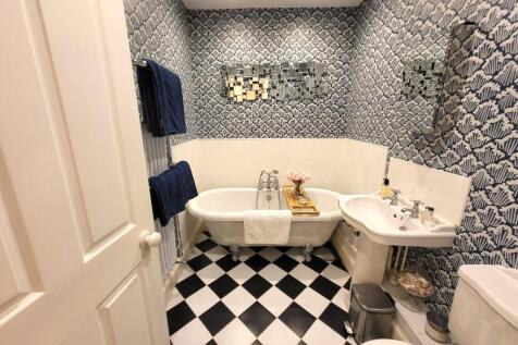 Main Bathroom 