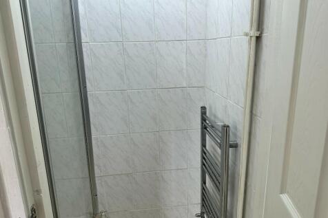 GROUND FLOOR SHOWER 