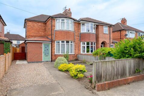 5 Thirlmere Dr-12.jpg