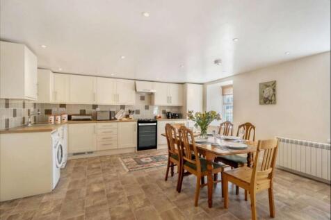 Moles kitchen 2.jpg