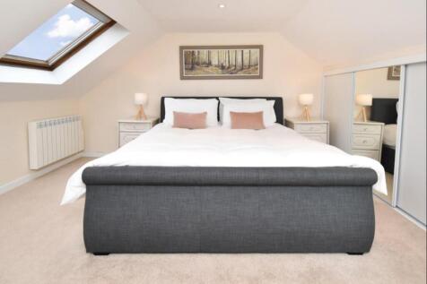 Moles bedroom 1.jpg