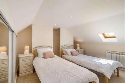 Moles bedroom single 2.jpg