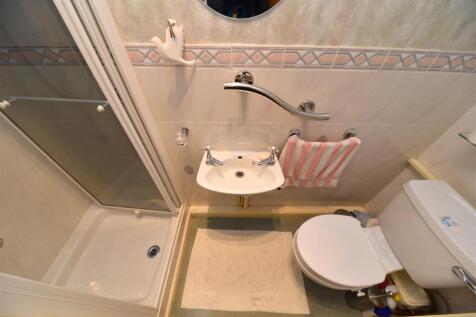 bed1 ensuite.JPG