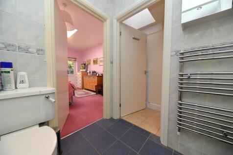 bed5 ensuite angle.JPG