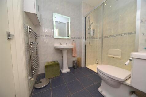 bed5 ensuite.JPG