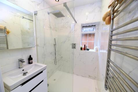ensuite bed 1.JPG