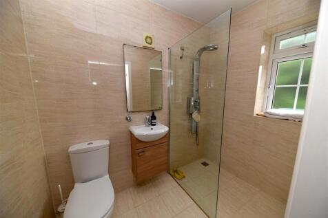 ensuite bed 2.JPG
