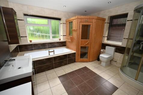 ensuite bed 1b.JPG